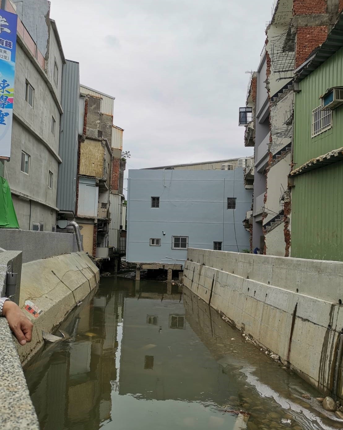 本市東門溪有民宅坐落於河道內逾30年，影響通洪排水能力