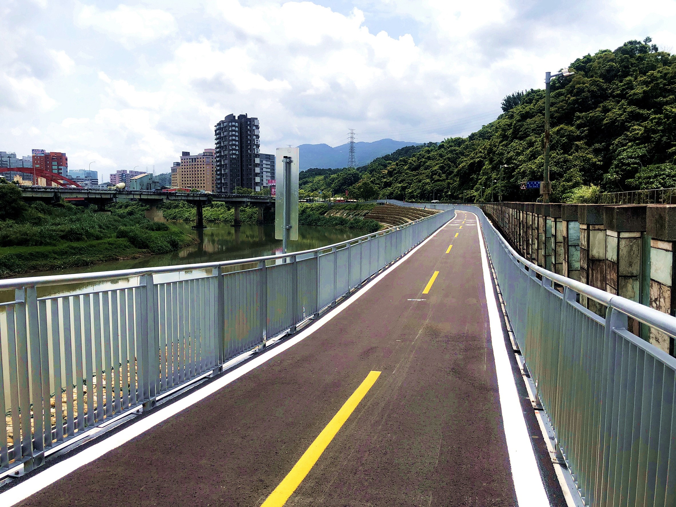本案工程含300公尺堤外石籠段自行車道，提供民眾親近水環境