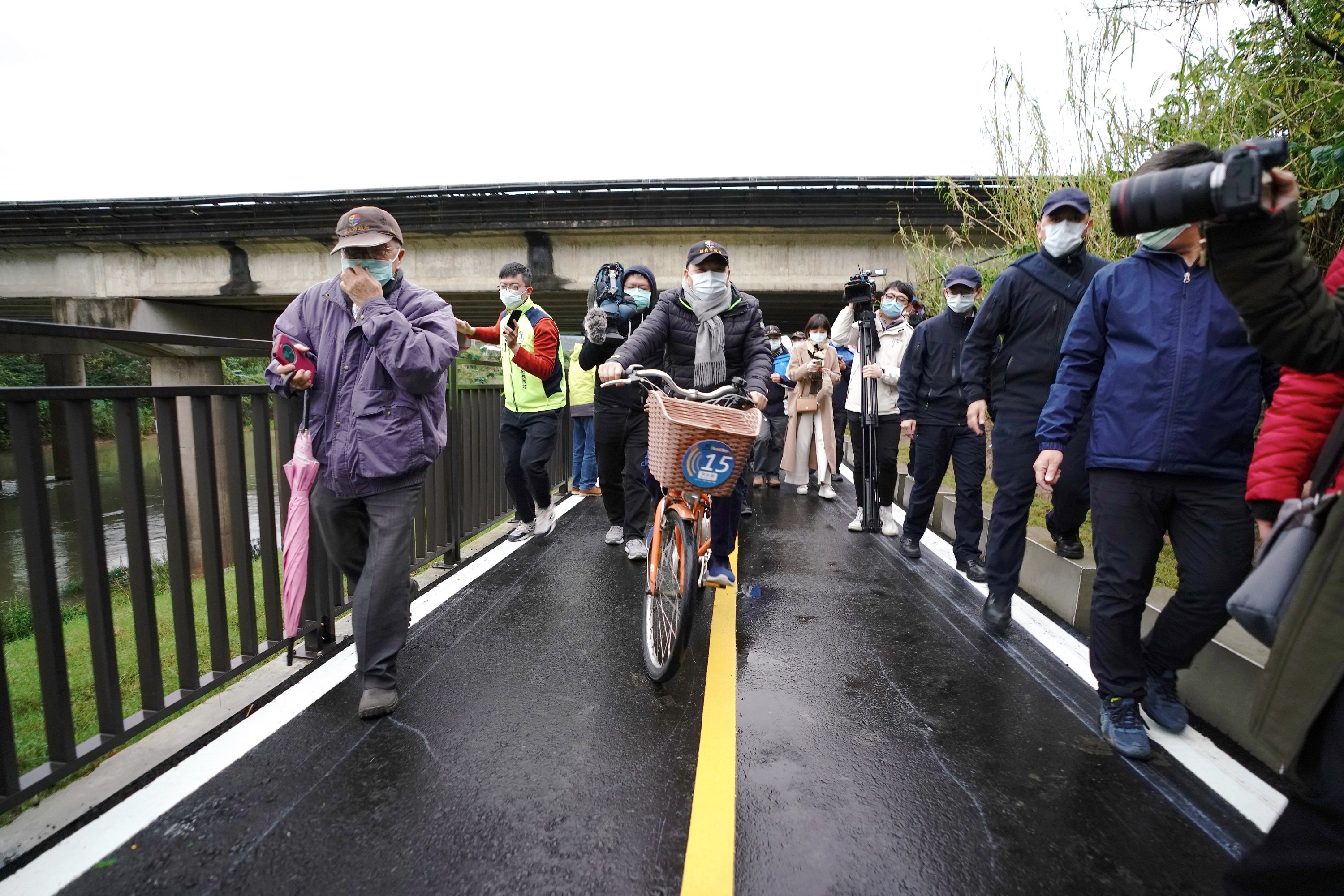 新闢約1公里基隆河左岸汐止五堵貨場河岸自行車道，使單車族騎車更安全，通行更友善