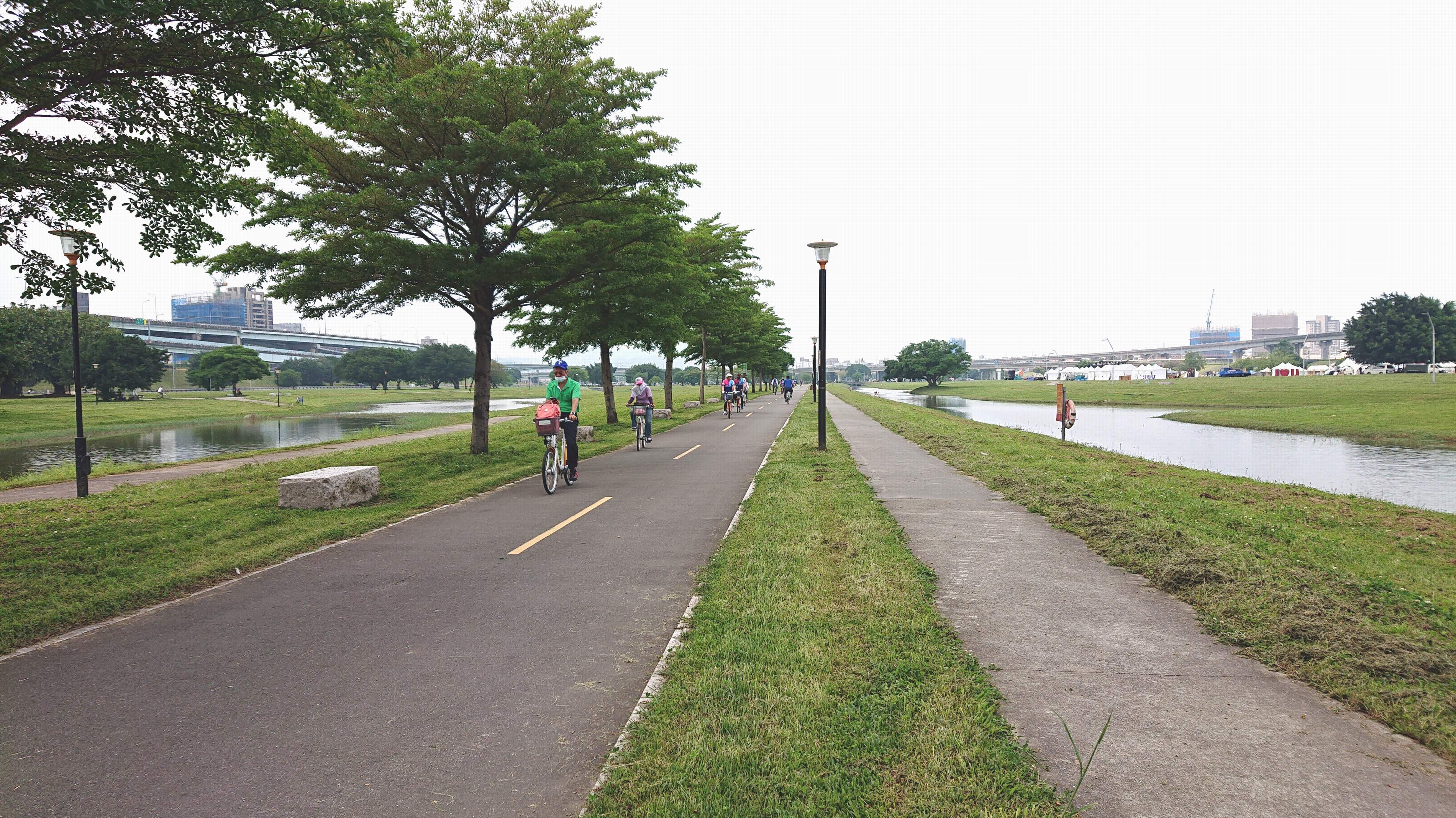 大都會公園自行車道造型豐富，有的筆直、有的隨河道蜿蜒曲折，提供車友多樣選擇