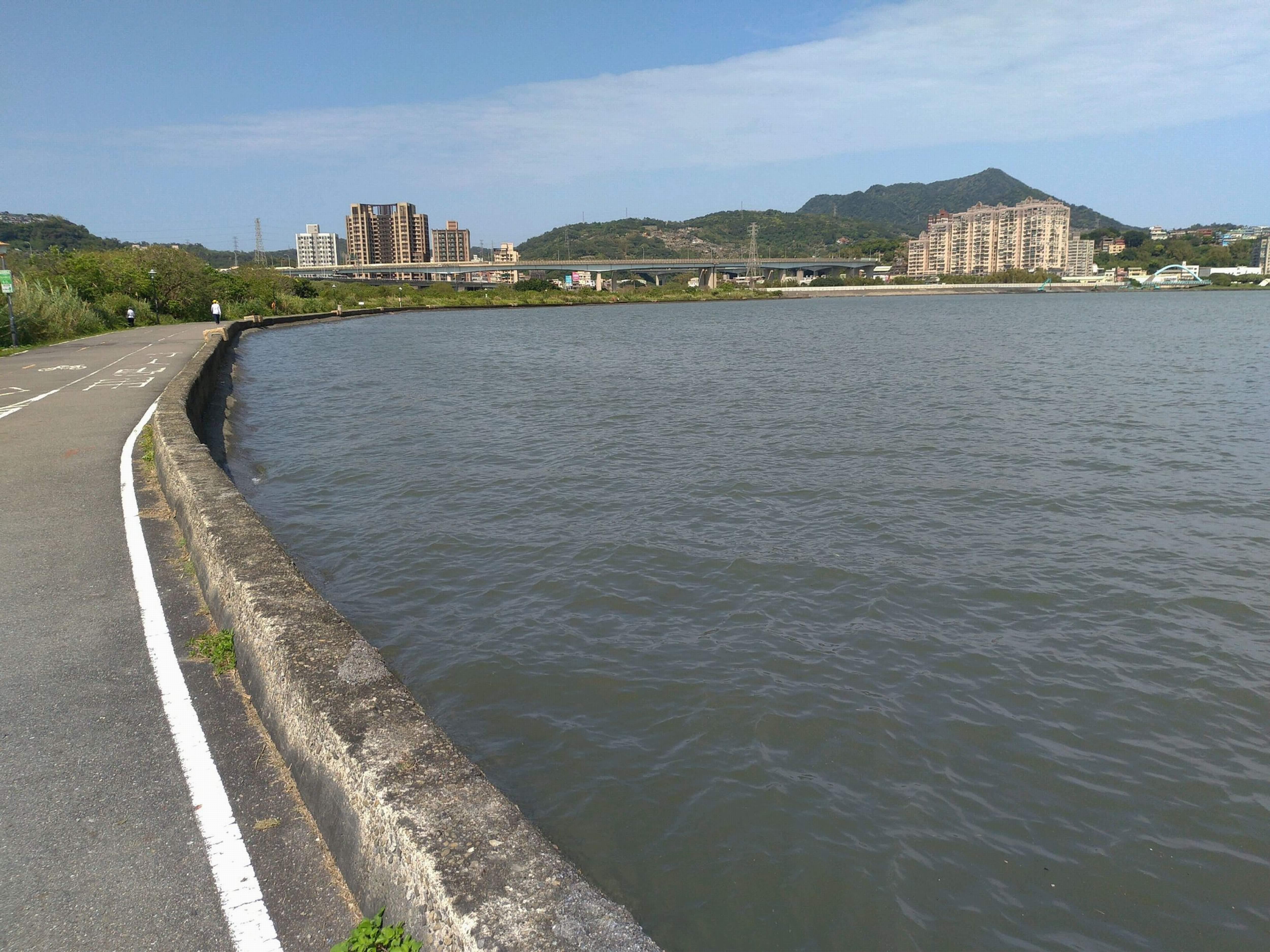 成蘆橋附近的堤岸，河面遼闊，還能遠眺觀音山美景