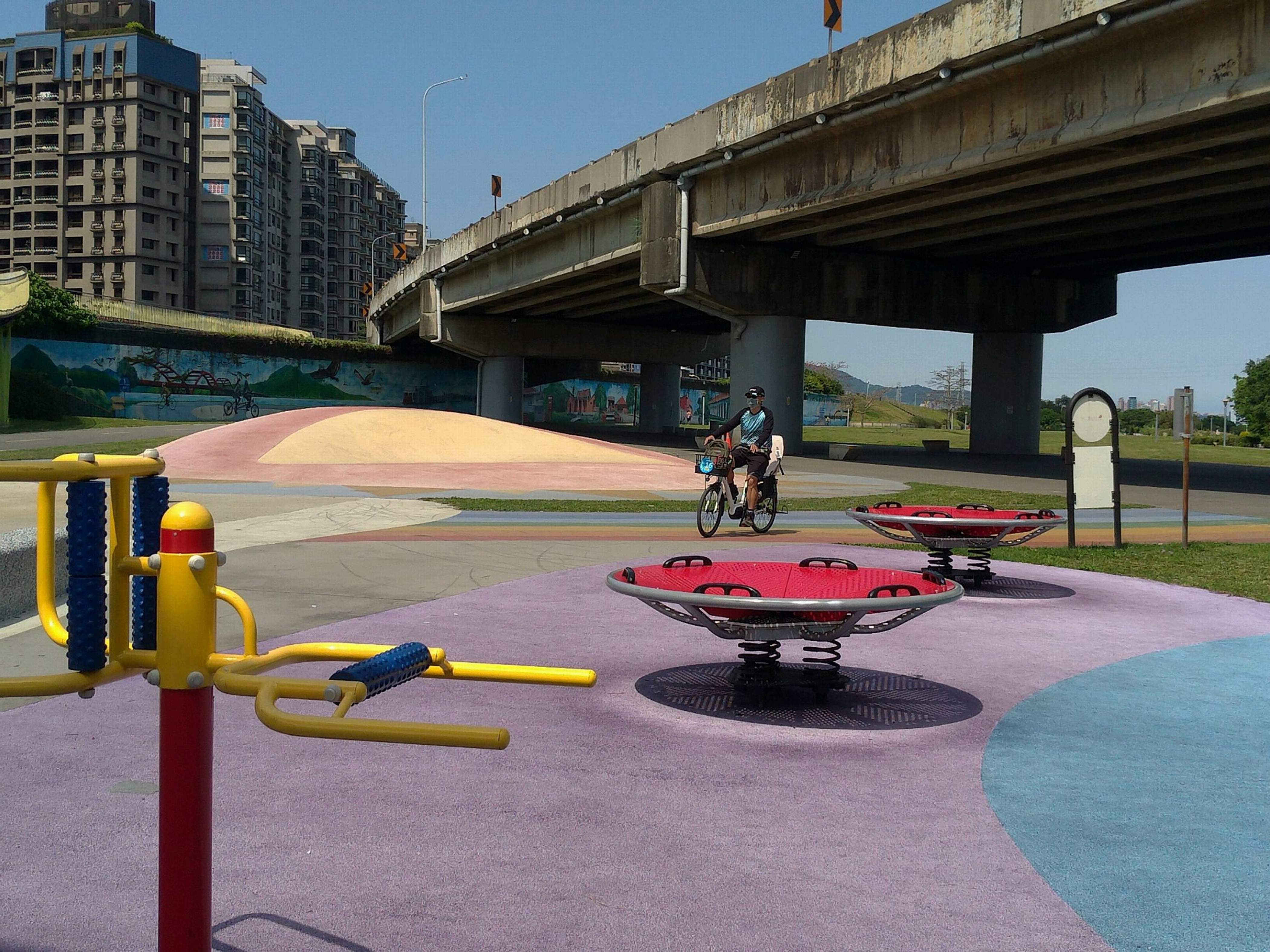 重陽橋下，除設有孩童遊樂設施，堤岸還有美麗的壁畫