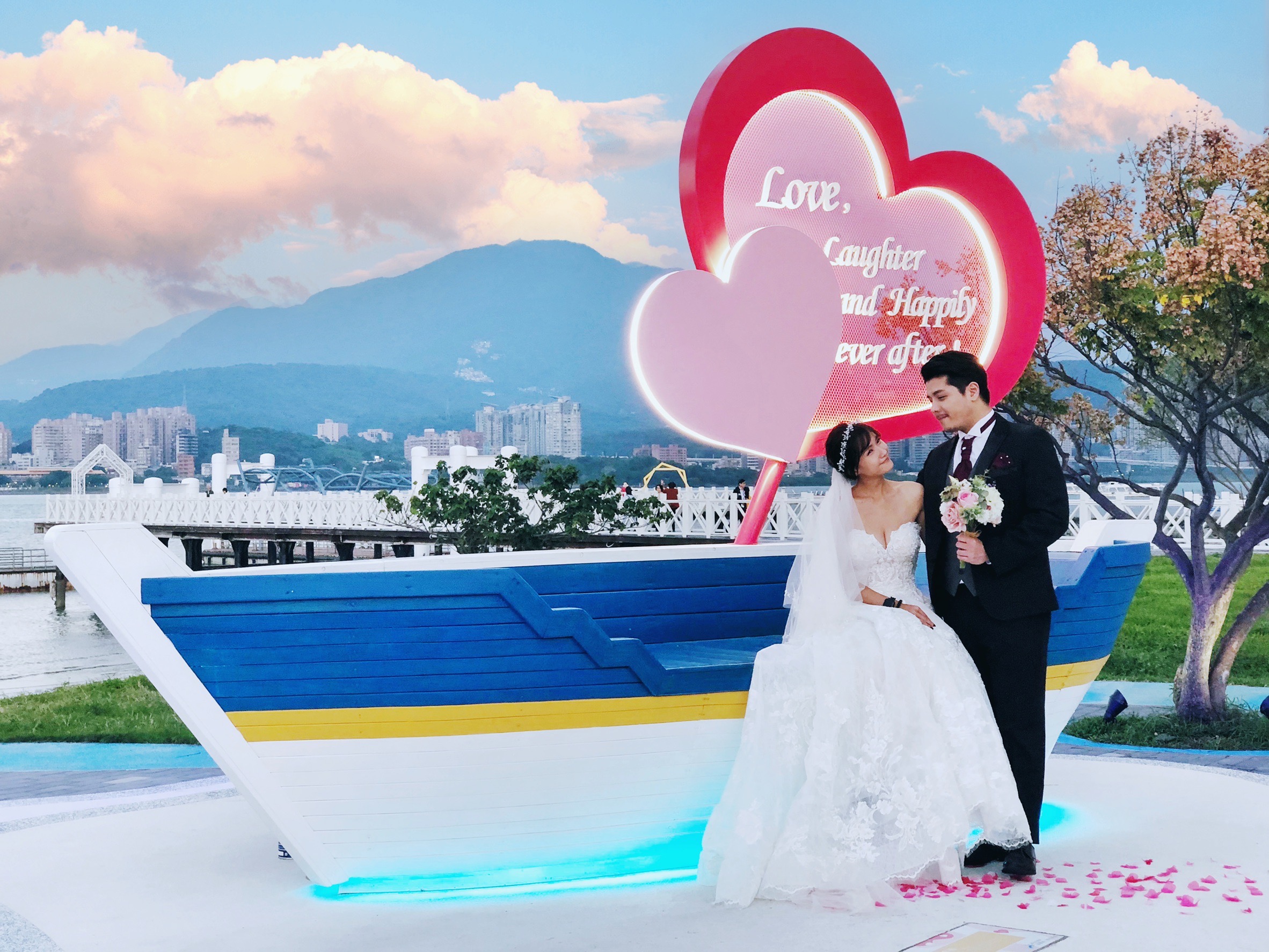 八里結婚廣場多樣裝置藝術成了情人浪漫好拍的戀愛打卡景點
