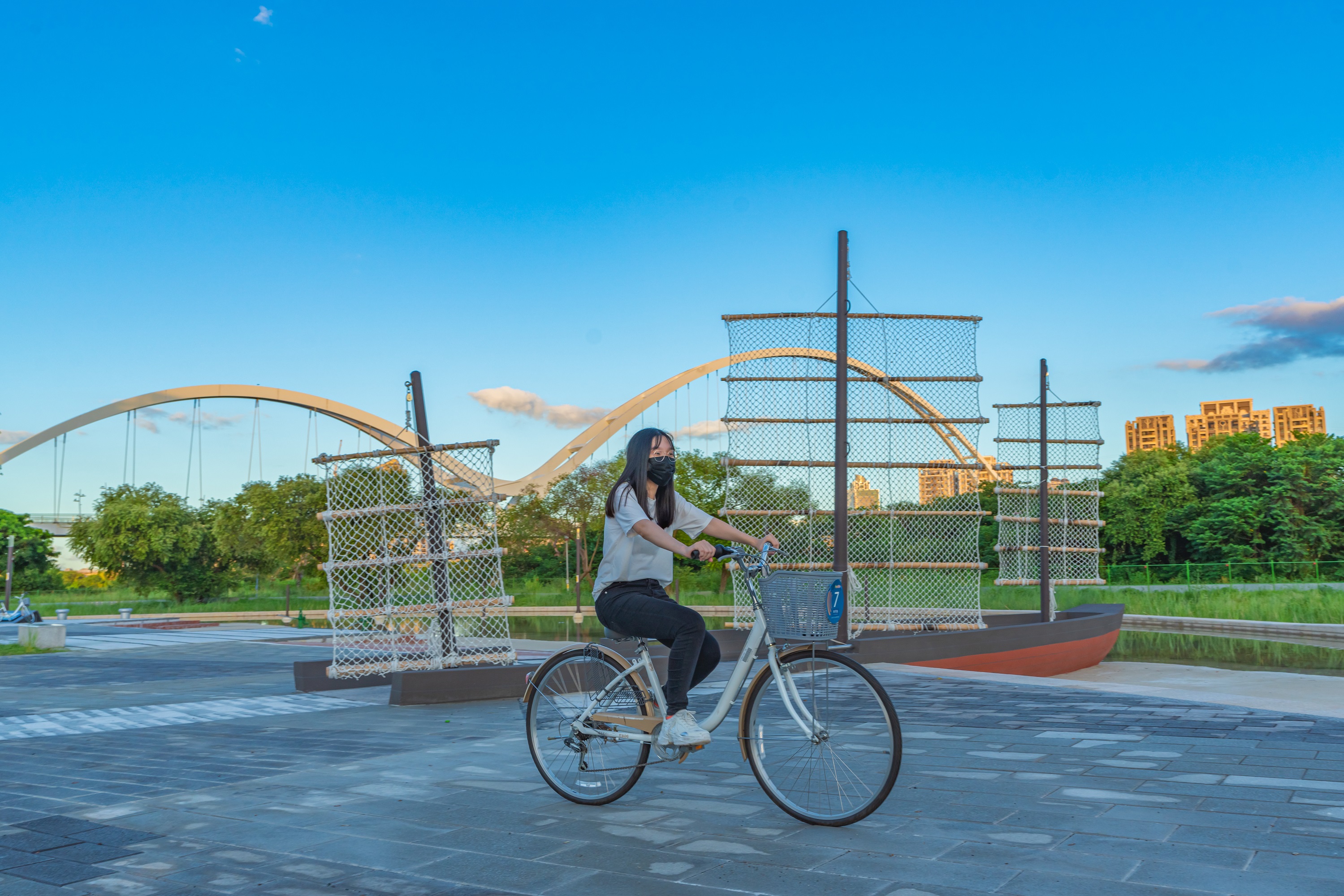 新月廣場是騎自行車民眾的水岸休憩空間
