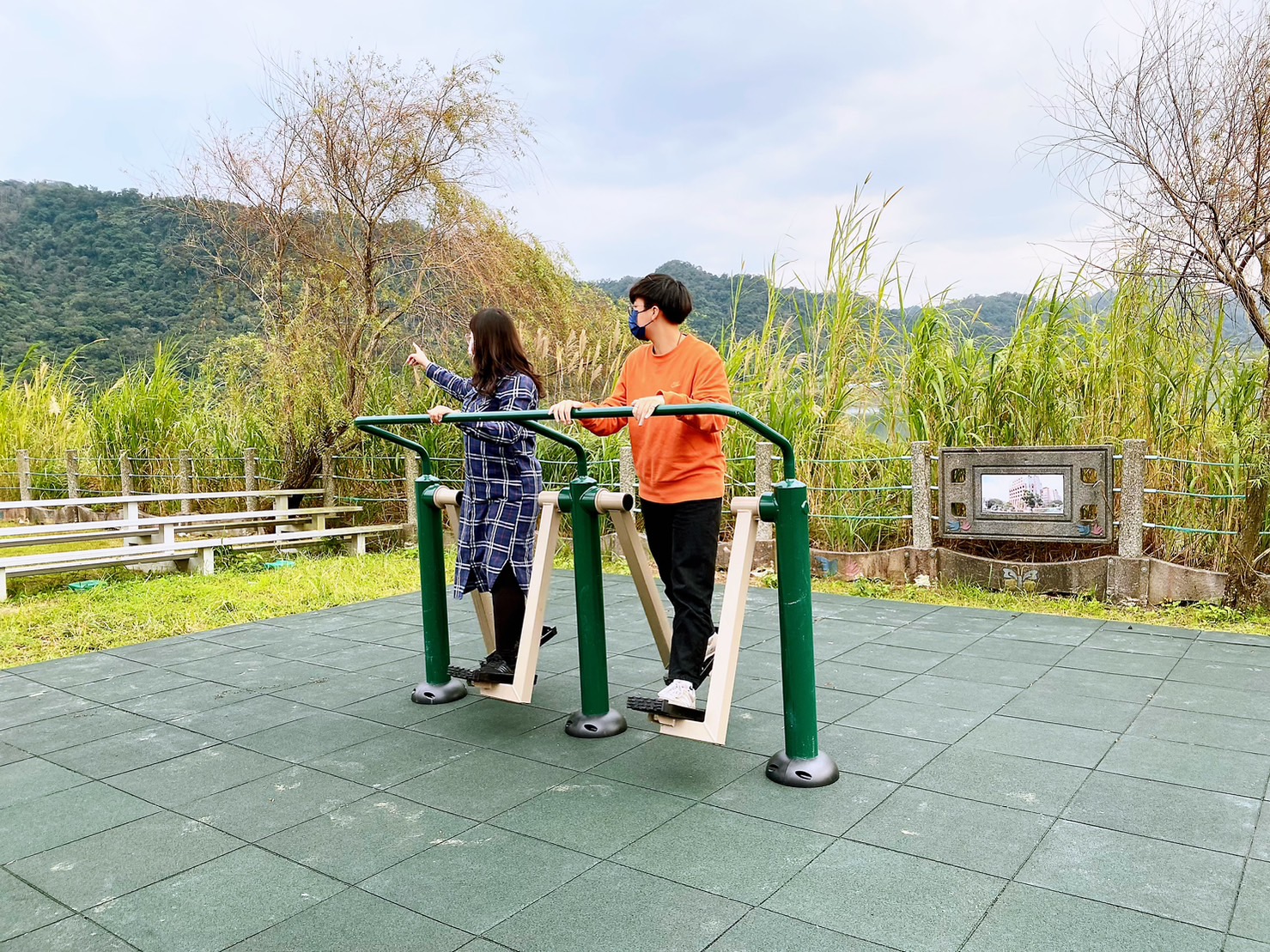 鶯歌山水步道體健及遊具設施-下肢訓練如雙人漫步器.jpg