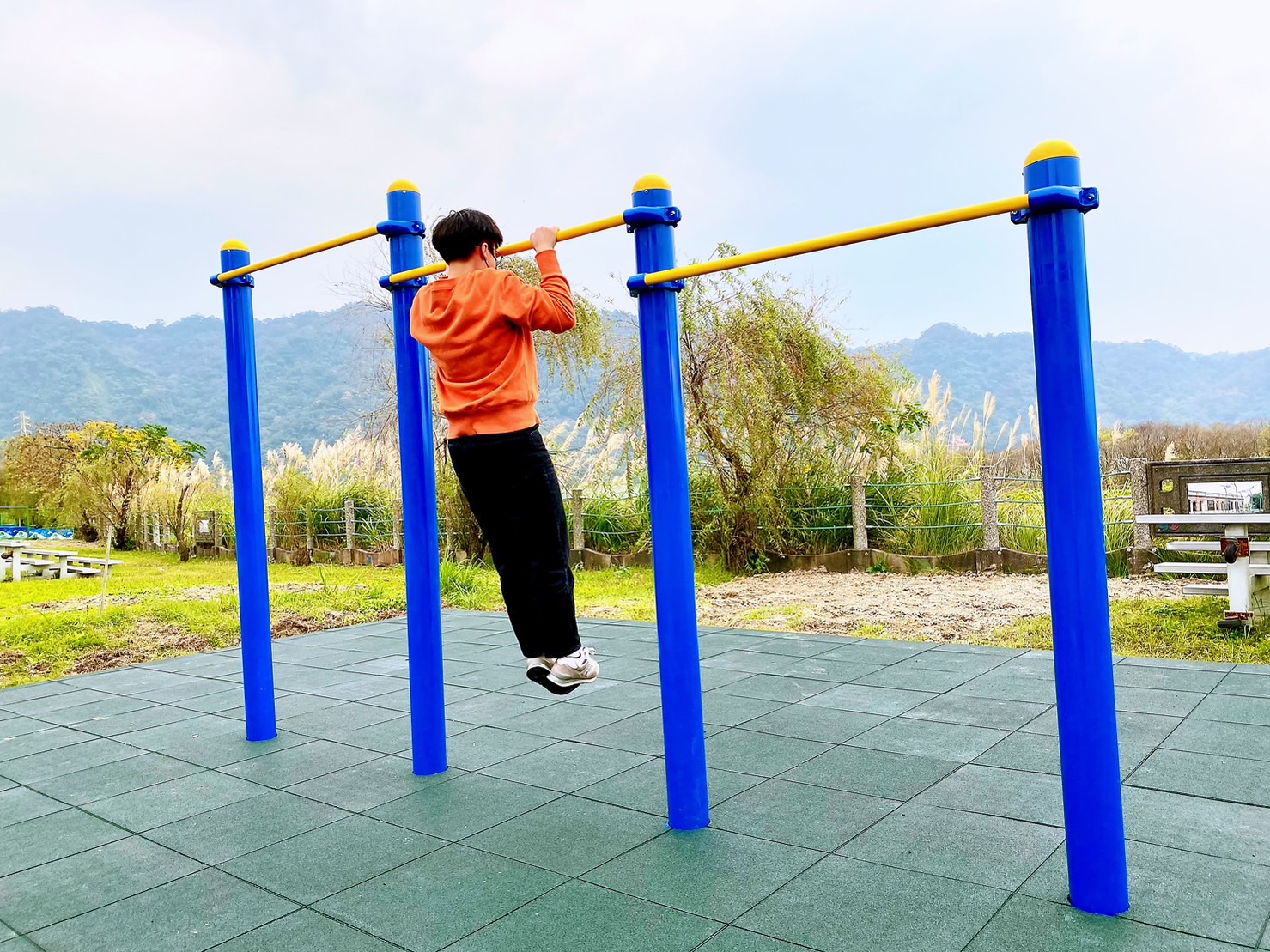 鶯歌山水步道體健及遊具設施-鍛鍊上肢的單槓運動.jpg