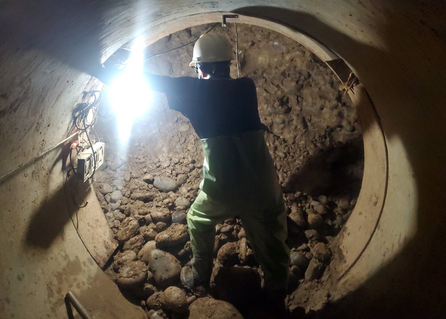 工人於地底下辛苦挖掘施作地下管涵，有時挖一整天還挖不到1米