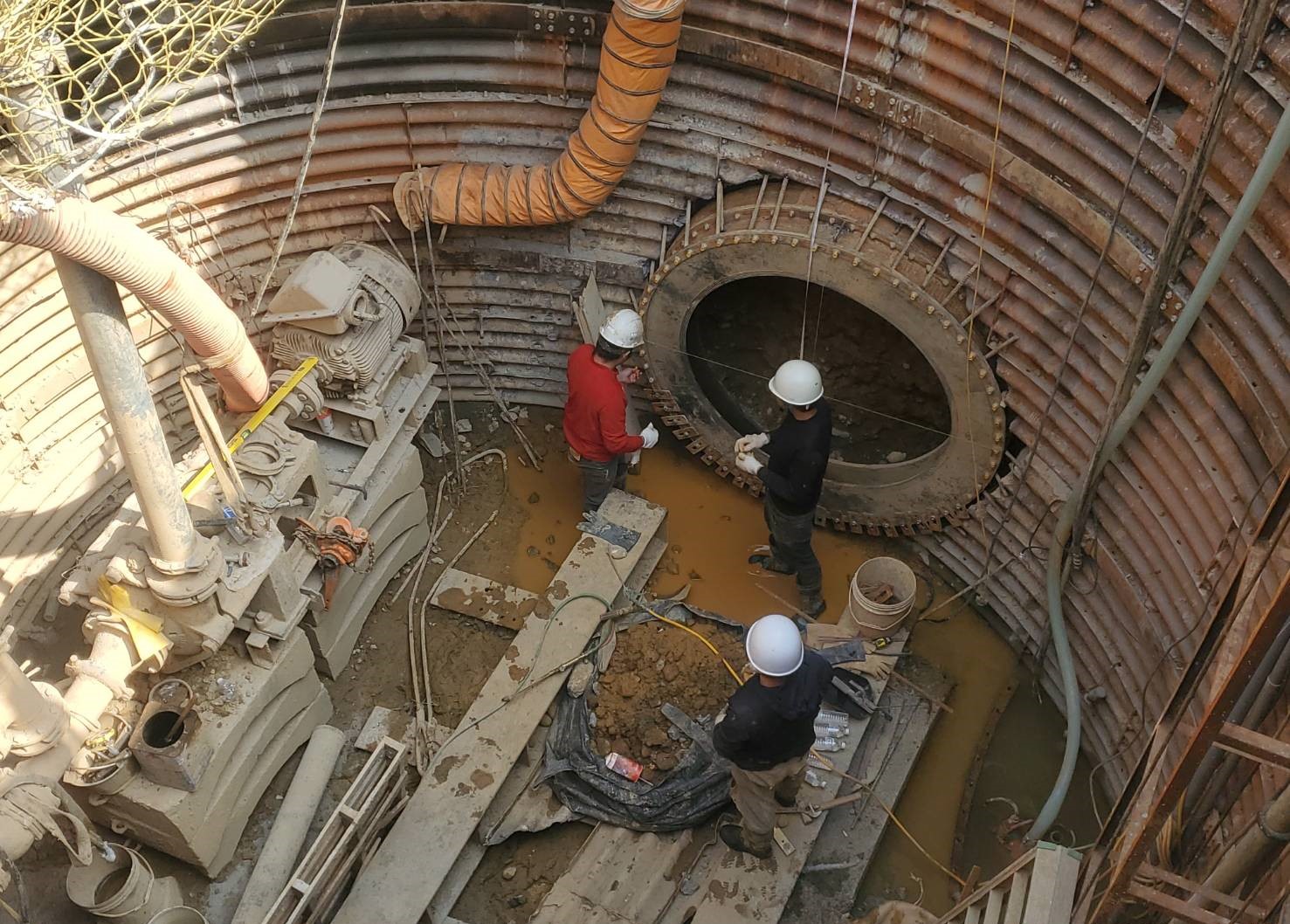 工人於推進坑施作鏡面框，避免施工時遇到地下湧水