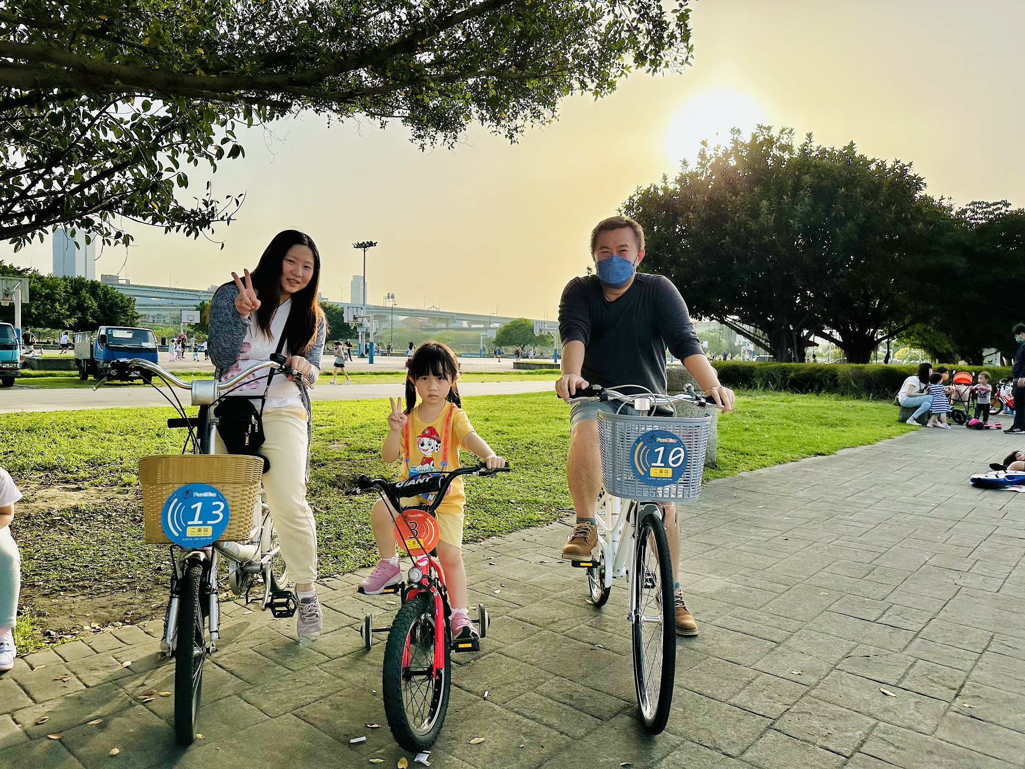 3 邀請民眾在這專屬自行車的節日裡賞遊河濱，全家騎車樂逍遙