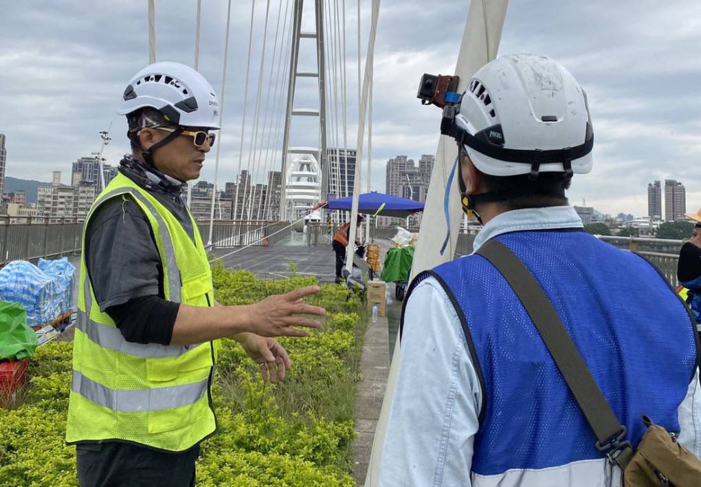 高灘處委由專業顧問公司經三階段檢測據以評估新月橋開放條件並提出吊索修復方案