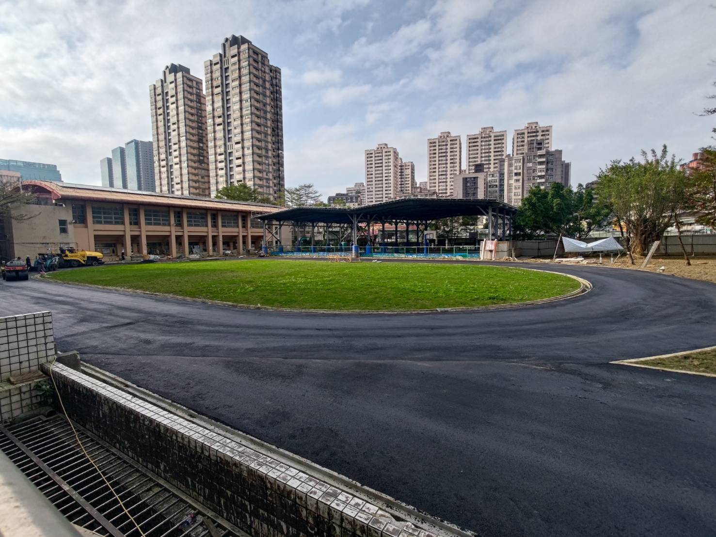 操場跑道復舊中