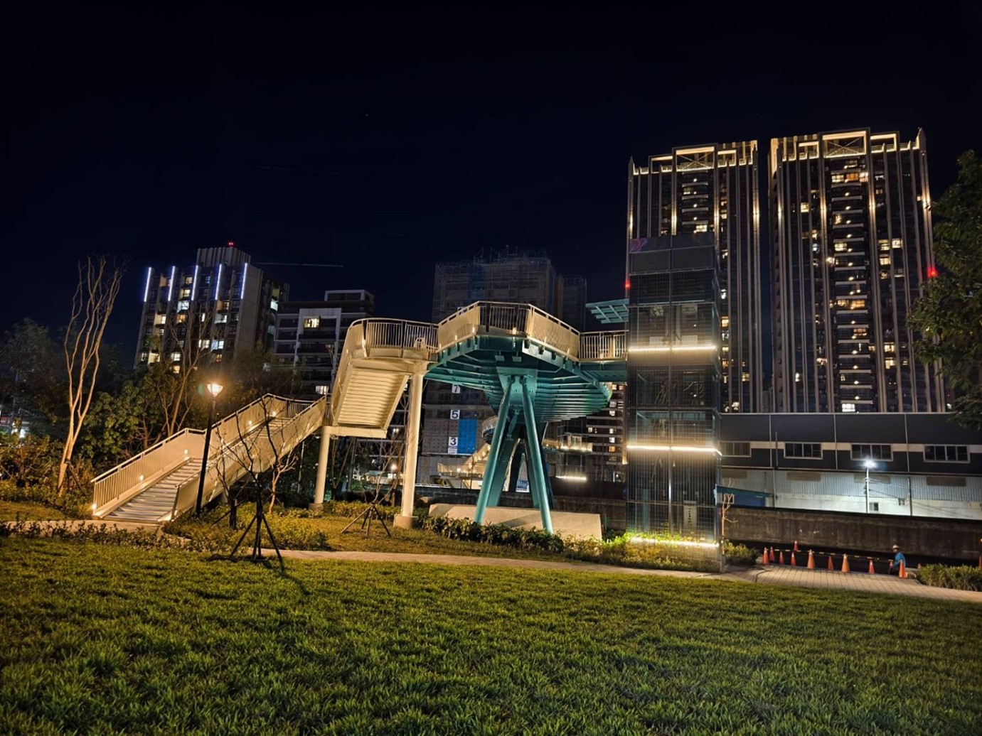 公園夜間特色照明,夜晚別有一番風趣