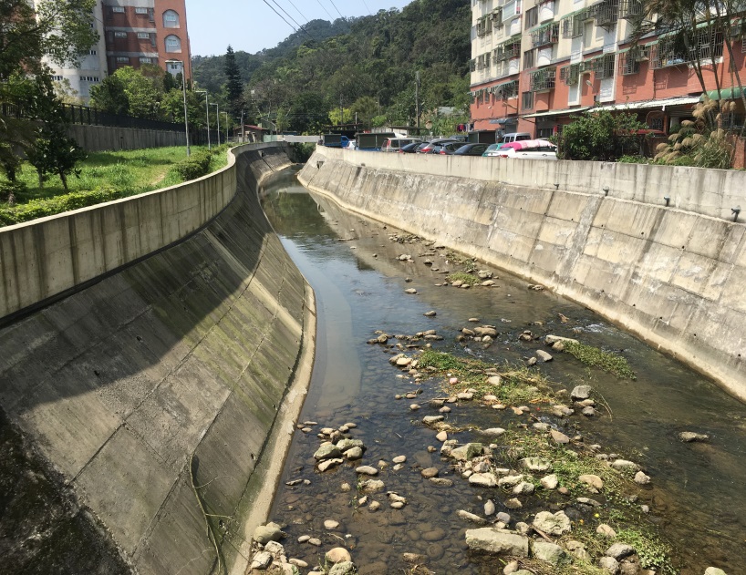 福德坑溪堤防加高完工照。