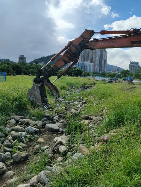 111年9月-人工溪流渠底填土及鋪塊石