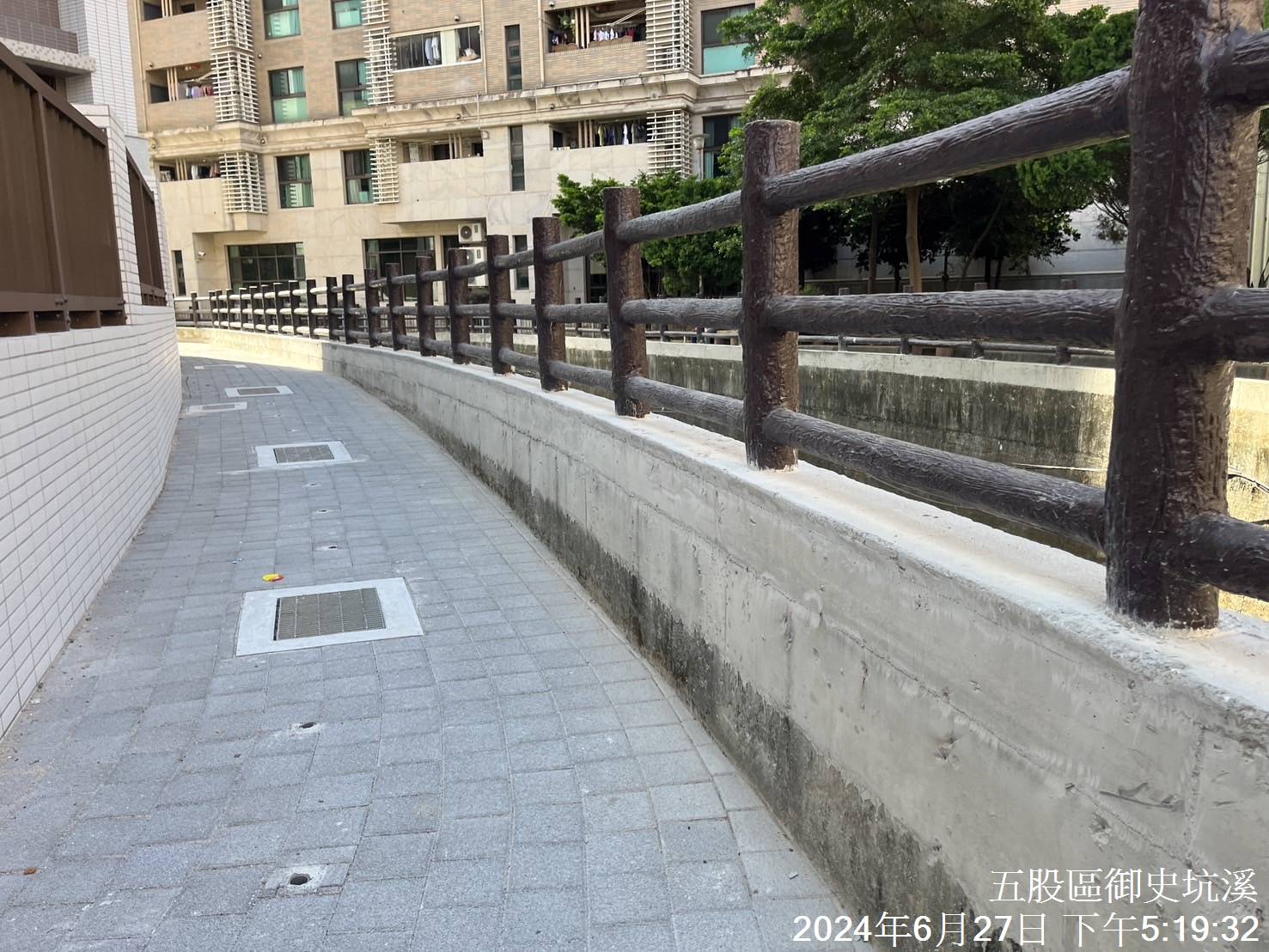 新設混凝土墩減低既有仿木欄杆間距