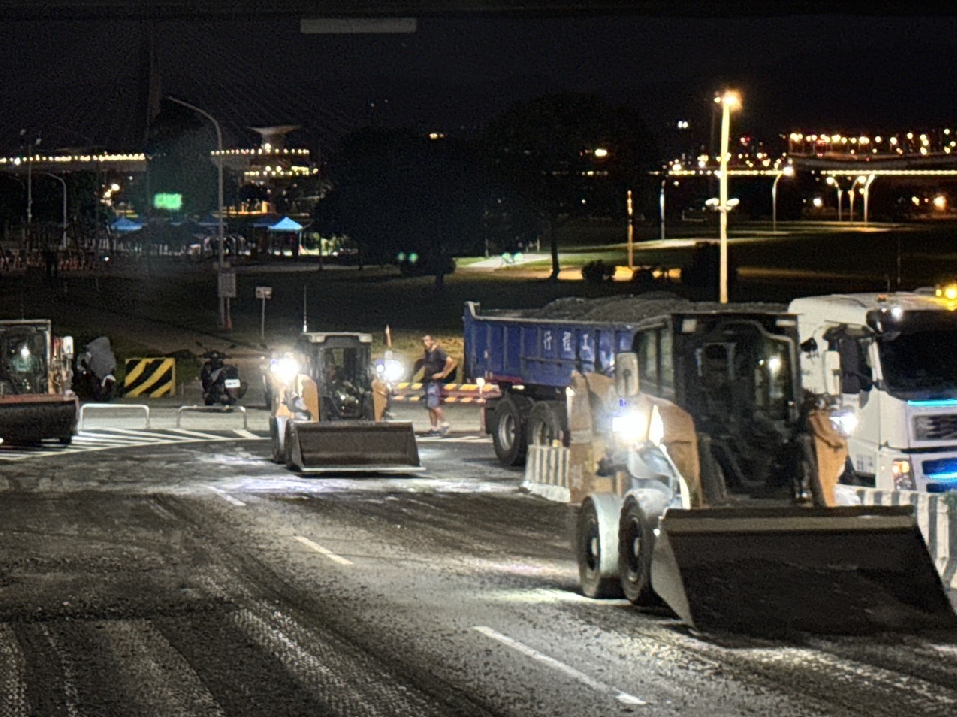 三重區10號越堤道路面刨除作業