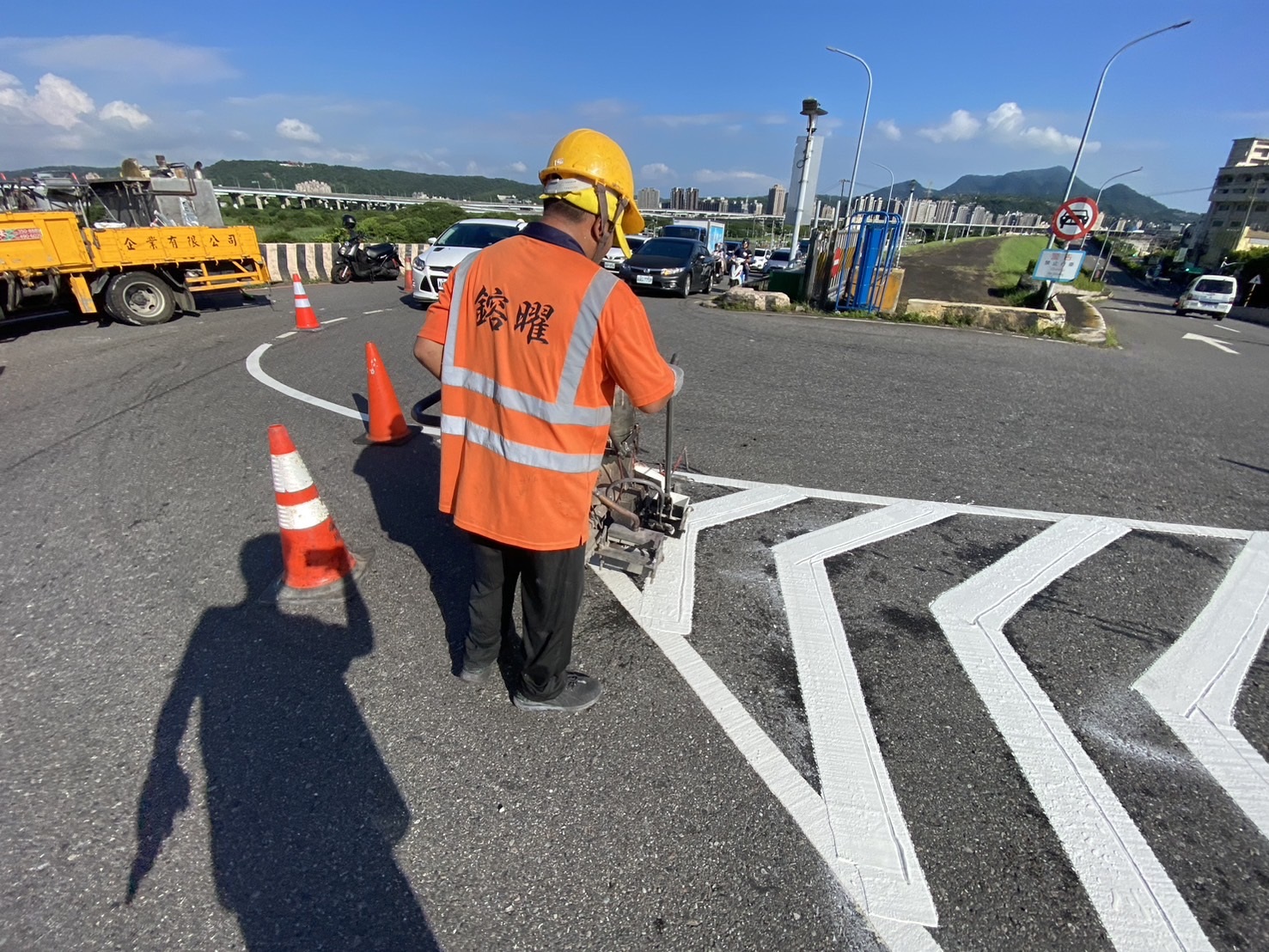 五股區4號越堤道繪製標線作業