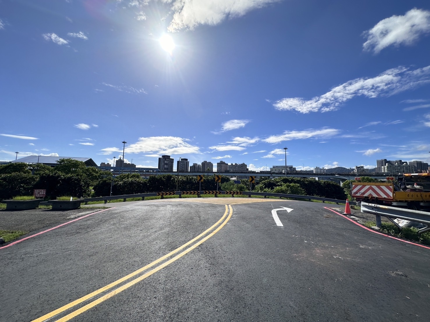 板橋區浮洲橋越堤道重新刨鋪路面及繪製標線完成
