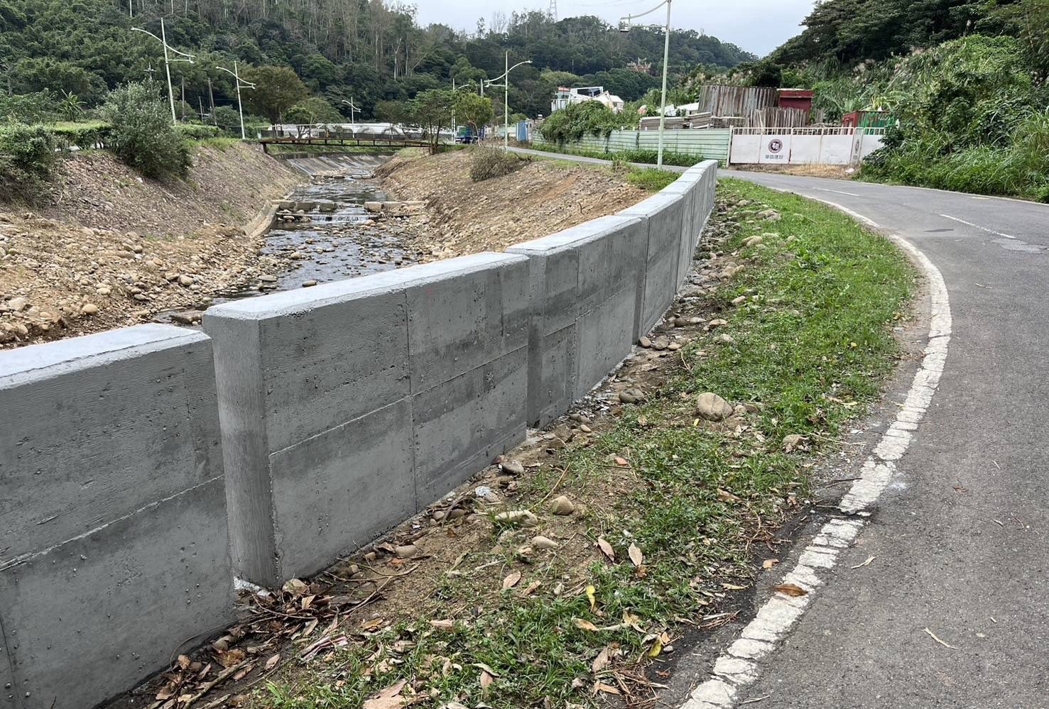 新設鋼筋混凝土護欄已完工