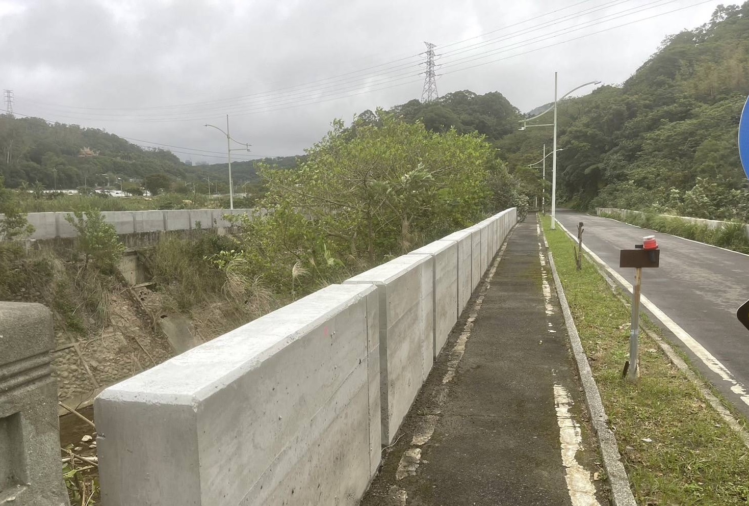 新設鋼筋混凝土護欄現況